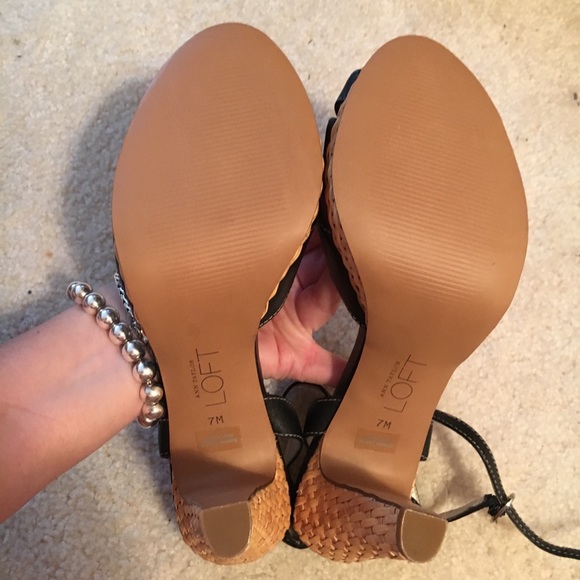 Loft heel, wrap around ankle. Heel has tan straw - Picture 3 of 3